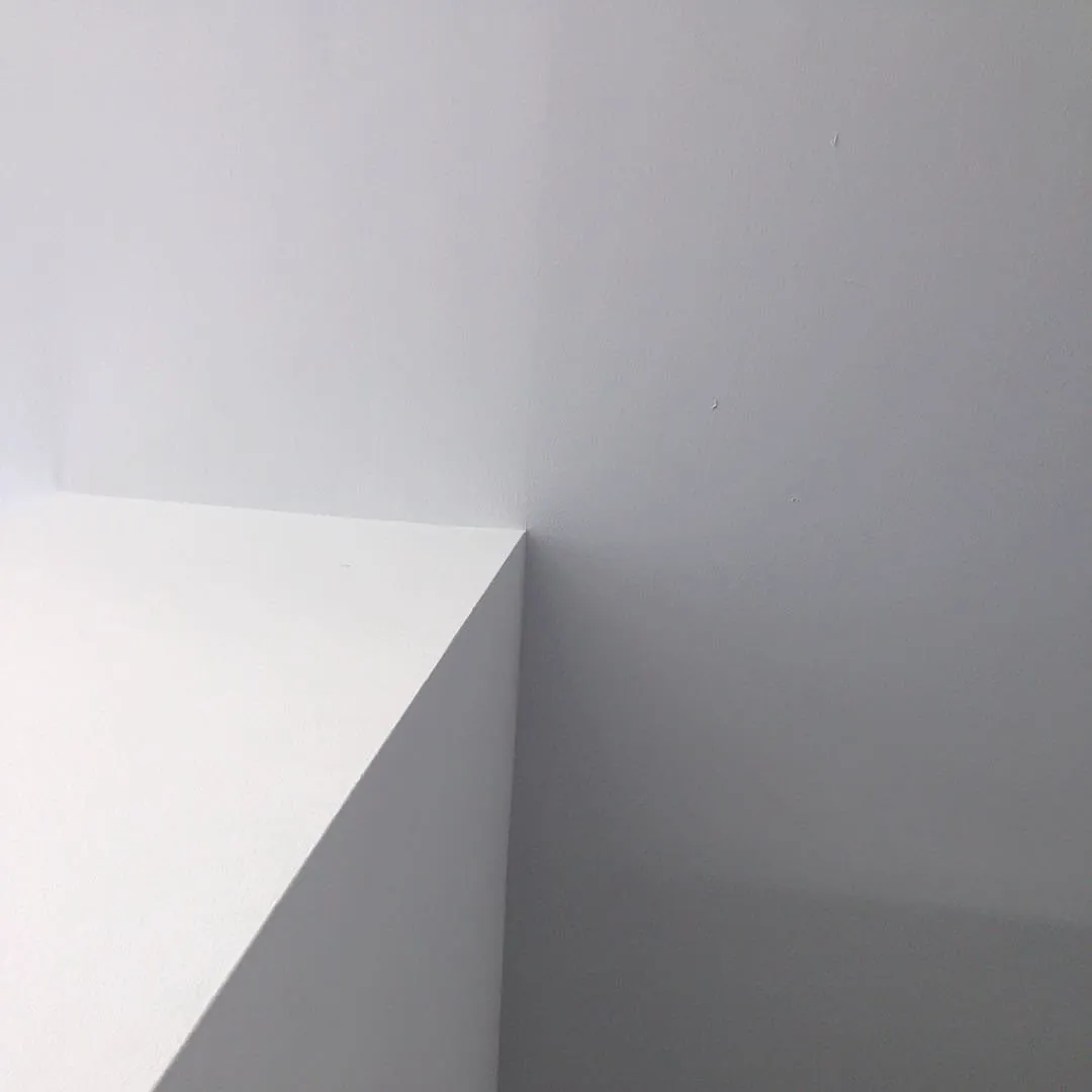Paredes blancas y un volumen blanco en una sala vacía del MACBA