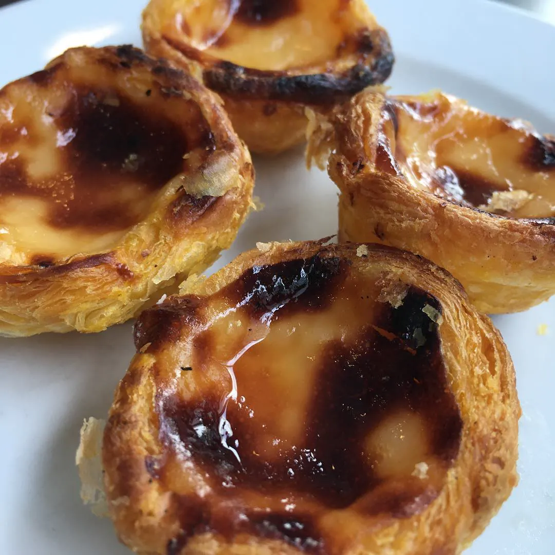 Pasteles de nata recién horneados, con la superficie tostada