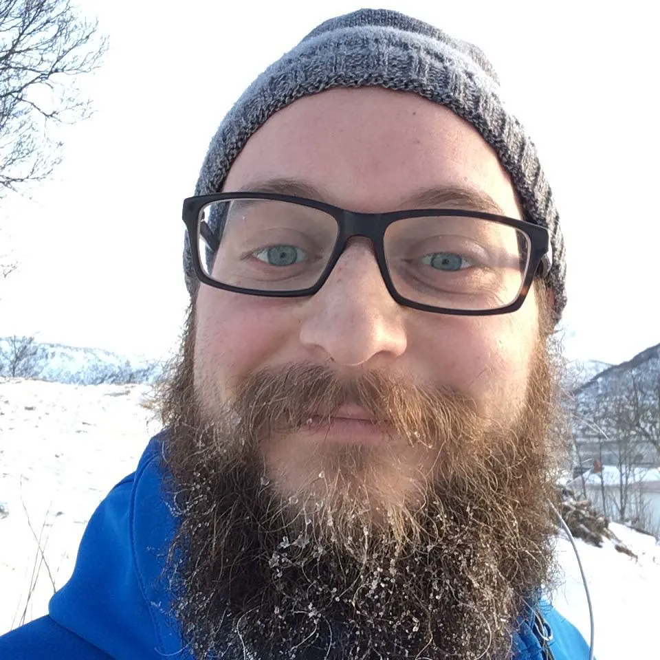 Selfie de Natan con gorro, la barba cubierta de escarcha, en un paisaje nevado de Noruega
